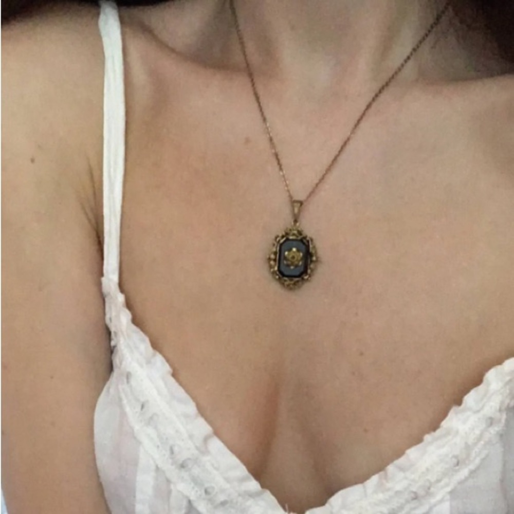 70’s Flower Pendant Necklace